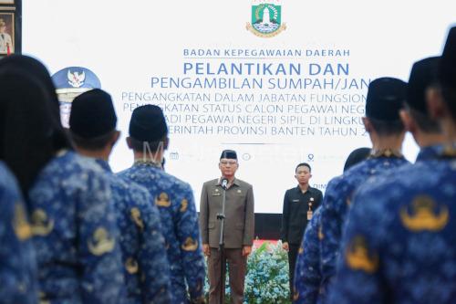 Sekda Banten, Deden Apriandhi melantik pejabat fungsional dan PNS. foto Biro Adpim Banten