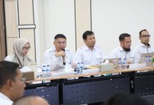 Sekda Banten, Deden Apriandhi bersama tim KPK. Foto Biro Adpim Banten