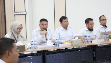 Sekda Banten, Deden Apriandhi bersama tim KPK. Foto Biro Adpim Banten
