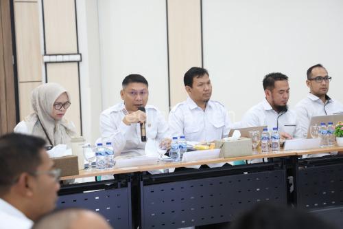 Sekda Banten, Deden Apriandhi bersama tim KPK. Foto Biro Adpim Banten
