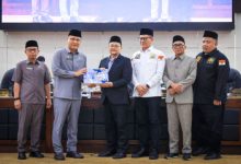 Sekda Banten, Deden Apriandhi di Gedung DPRD Banten. Foto Biro Adpim Banten