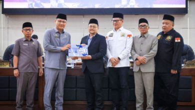 Sekda Banten, Deden Apriandhi di Gedung DPRD Banten. Foto Biro Adpim Banten