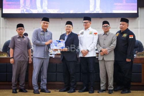 Sekda Banten, Deden Apriandhi di Gedung DPRD Banten. Foto Biro Adpim Banten