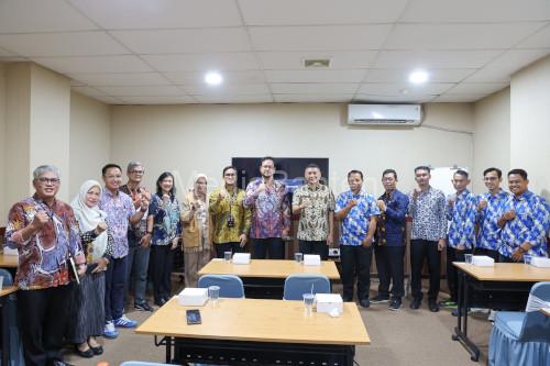 Sekda Provinsi Banten, Deden Apriandhi dan rombongan KPK. Foto: Biro Adpim Pemprov Banten