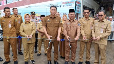 Peluncuran mobil Poli Perizinan oleh Sekda Banten, Deden Apriandhi. Foto Biro Adpim Banten