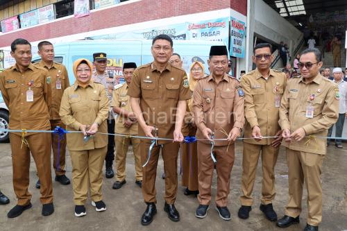 Peluncuran mobil Poli Perizinan oleh Sekda Banten, Deden Apriandhi. Foto Biro Adpim Banten