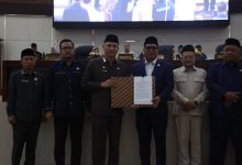 Sekda Provinsi Banten, Deden Apriandhi menerima pengesahan dan rekomendasi LKPj Gubernur tahun 2025. Foto Biro Adpim Banten