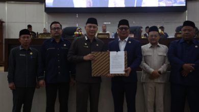Sekda Provinsi Banten, Deden Apriandhi menerima pengesahan dan rekomendasi LKPj Gubernur tahun 2025. Foto Biro Adpim Banten