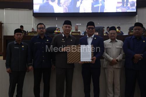 Sekda Provinsi Banten, Deden Apriandhi menerima pengesahan dan rekomendasi LKPj Gubernur tahun 2025. Foto Biro Adpim Banten