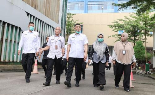 Deden Apriandhi, Sekda Banten berkunjung ke RSUD Banten. Foto Biro Adpim Banten