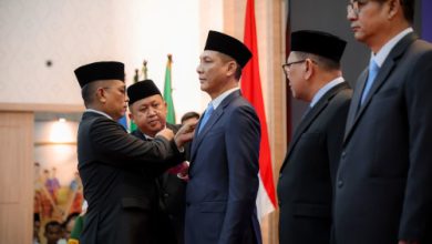 Gubernur Banten, Andra Soni melantik Deden Apriandhi H jadi Sekda Provinsi Banten. Foto: Biro Adpim Banten