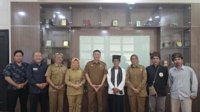 Sekda Banten, Deden Apriandhi bersama perwakilan Kasepuhan Cisungsang siap Seren Taun. Foto Biro Adpim Banten