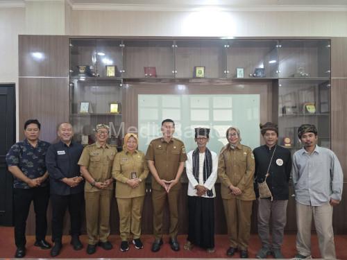 Sekda Banten, Deden Apriandhi bersama perwakilan Kasepuhan Cisungsang siap Seren Taun. Foto Biro Adpim Banten