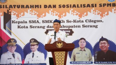 Deden Apriandhi, Sekda Provinsi Banen dalam sosialisasi SPMB SMA SMK. Foto Biro Adpim Banten