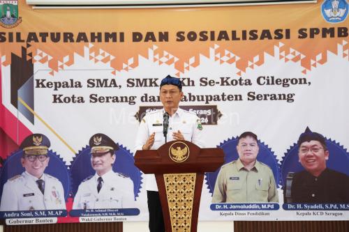 Deden Apriandhi, Sekda Provinsi Banen dalam sosialisasi SPMB SMA SMK. Foto Biro Adpim Banten