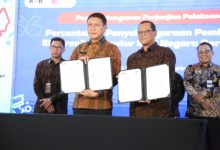 Sekda Banten, Deden Apriandhi menandatangani MoU dengan KPK soal membangun birokrasi bersih. Foto Biro Adpim Banten