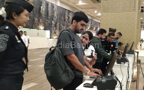 Penumpang internasional wajib mengisi aplikasi All Indonesia. Foto: Antara