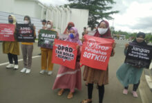 Aliansi Perempuan Antikorupsi Banten bentangkan pamflet. Foto: Istimewa