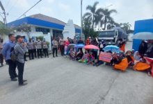 Pengamanan demo buruh di Desa Cijulang, Cikande. Foto: Yono