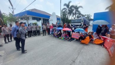Pengamanan demo buruh di Desa Cijulang, Cikande. Foto: Yono