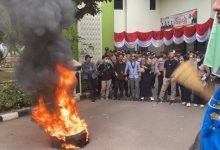 Mahasiswa demo bakar ban di depan DPRD Kabupaten Tangerang. Foto: Iqbal Kurnia