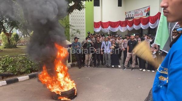 Mahasiswa demo bakar ban di depan DPRD Kabupaten Tangerang. Foto: Iqbal Kurnia