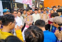 Ketua DPRD Banten, Fahmi Hakim dan Kapolda Banten, Brigjen Pol Hengki menemui pendemo. Foto: Budi Wahyu Iskandar