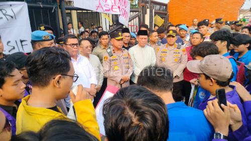 Ketua DPRD Banten, Fahmi Hakim dan Kapolda Banten, Brigjen Pol Hengki menemui pendemo. Foto: Budi Wahyu Iskandar