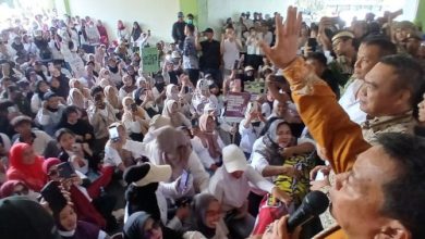 Wanita relawan SPPG Kab Tangerang berdemo. Foto Antara
