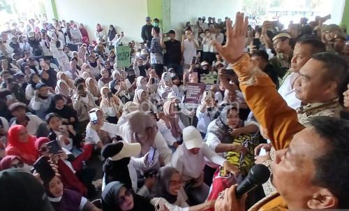 Wanita relawan SPPG Kab Tangerang berdemo. Foto Antara
