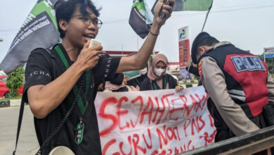 Demo HMI MPO Untirta soal guru honorer. Foto: Hendra Hermawan