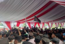 Para mahasiswa yang tergabung HMI berdemo ketika sidang paripurna HUT Kabupaten Serang ke 499 di Gedung DPRD setempat. Foto: Antara