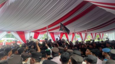 Para mahasiswa yang tergabung HMI berdemo ketika sidang paripurna HUT Kabupaten Serang ke 499 di Gedung DPRD setempat. Foto: Antara