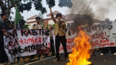Aksi demo HMI Kabupaten Tangeran. Foto: Iqbal Kurnia