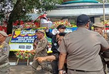 Kerusuhan mewarnai demonstrasi HUT Kabupaten Serang. Foto: Yono