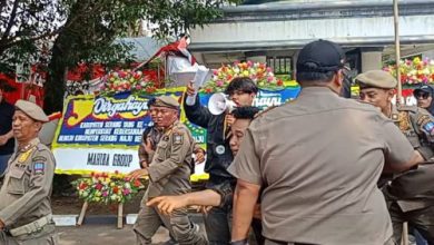 Kerusuhan mewarnai demonstrasi HUT Kabupaten Serang. Foto: Yono