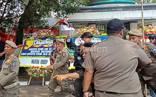 Kerusuhan mewarnai demonstrasi HUT Kabupaten Serang. Foto: Yono