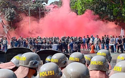 Simulasi penanganan demo di Jakarta. Foto Antara