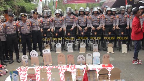 Demo warnai pendaftaran Cagub dan Cawagub Banten. Foto: Abdul Hadi