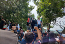 Demo warga 3 desa di PT Lotte Chemical Indonesia. Foto: Erling Cristin