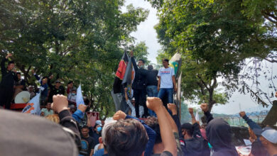 Demo warga 3 desa di PT Lotte Chemical Indonesia. Foto: Erling Cristin