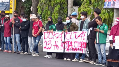 Mahasiswa demo saat HUT Cilegon ke-23