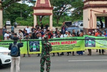 Aksi demo Forum Masyarakat Banten (FMB) di PN Serang. Foto: BR