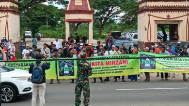 Aksi demo Forum Masyarakat Banten (FMB) di PN Serang. Foto: BR