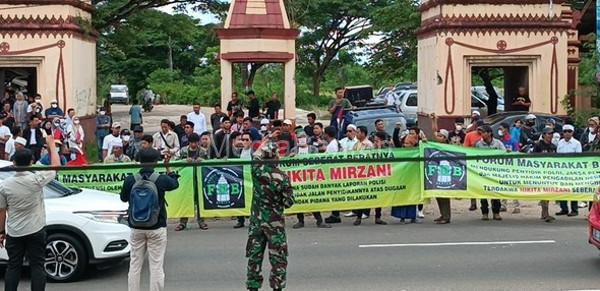 Aksi demo Forum Masyarakat Banten (FMB) di PN Serang. Foto: BR