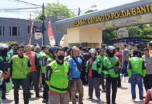 Pengemudi Ojol demo di Mapolda Banten soal tewasnya rekan mereka Affan. Foto: Antara