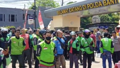 Pengemudi Ojol demo di Mapolda Banten soal tewasnya rekan mereka Affan. Foto: Antara