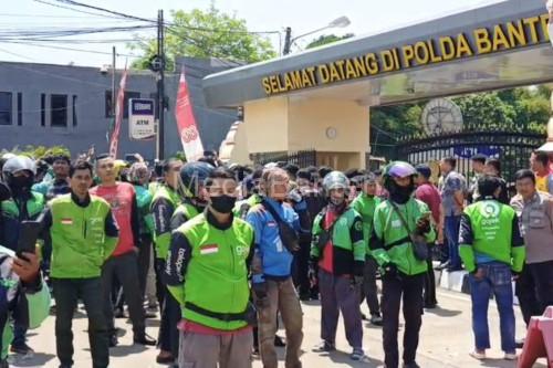 Ratusan Pengemudi Ojol Demo di Mapolda Banten Soal Tewasnya Affan - MediaBanten.Com