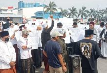 Tokoh agama dan santri mendemo pabrik miras jenis anggur di Kawasan Industri Modern Cikande. Foto: Budi Wahyu Iskandar