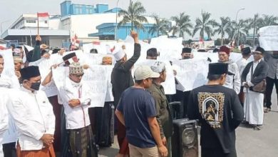 Tokoh agama dan santri mendemo pabrik miras jenis anggur di Kawasan Industri Modern Cikande. Foto: Budi Wahyu Iskandar